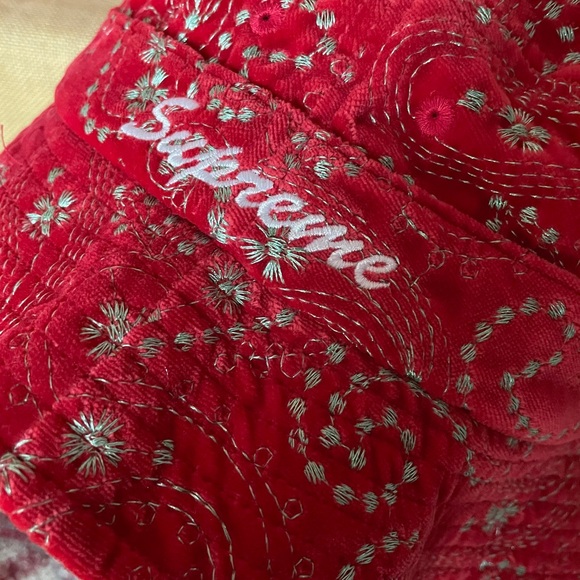 Authentic Supreme NWOT paisley boonie bucket hat red silver - Picture 2 of 8